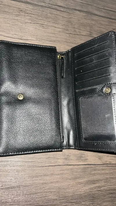 Cartera negra de cuero con diseño elegante - miniatura 2