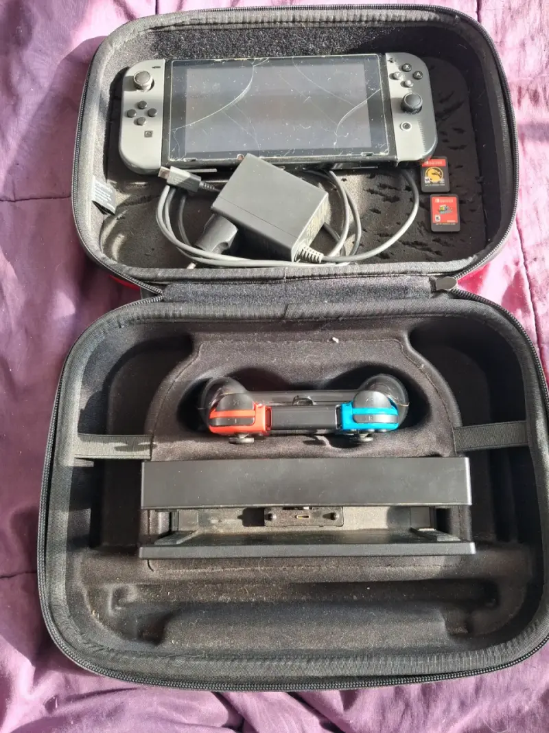Consola Nintendo Switch con accesorios y juegos - 1