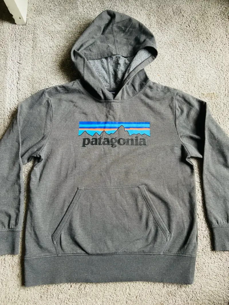 Polerón con capucha Patagonia gris oscuro - 2