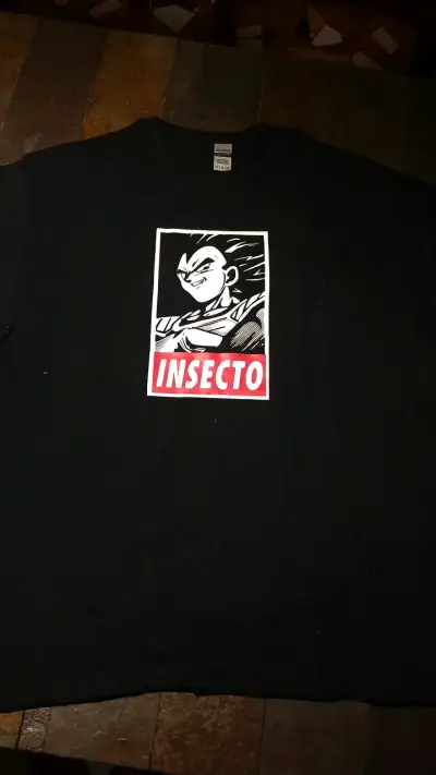 Polera negra con diseño de Vegeta - miniatura 1