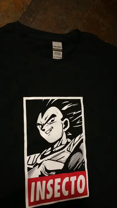 Polera negra con diseño de Vegeta - miniatura 2