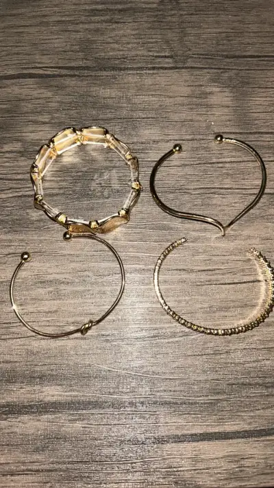 Set de pulseras doradas elegantes - miniatura 1