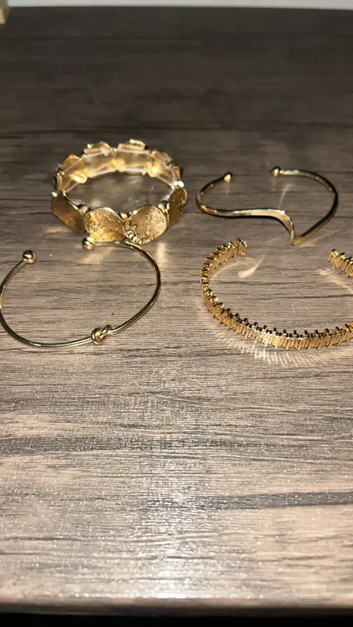 Set de pulseras doradas elegantes - 2