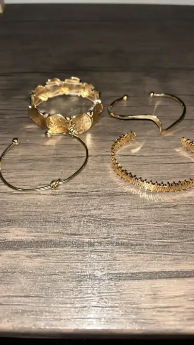 Set de pulseras doradas elegantes - miniatura 2