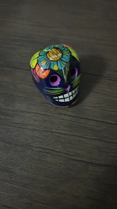 Calavera decorativa artesanal pintada a mano - miniatura 1