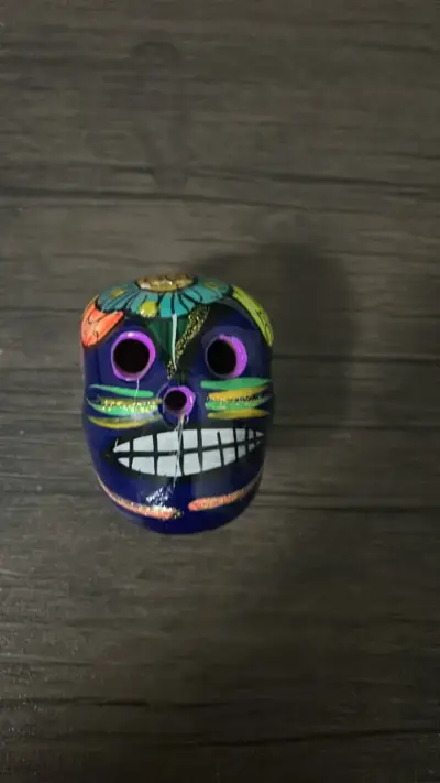 Calavera decorativa artesanal pintada a mano - miniatura 3