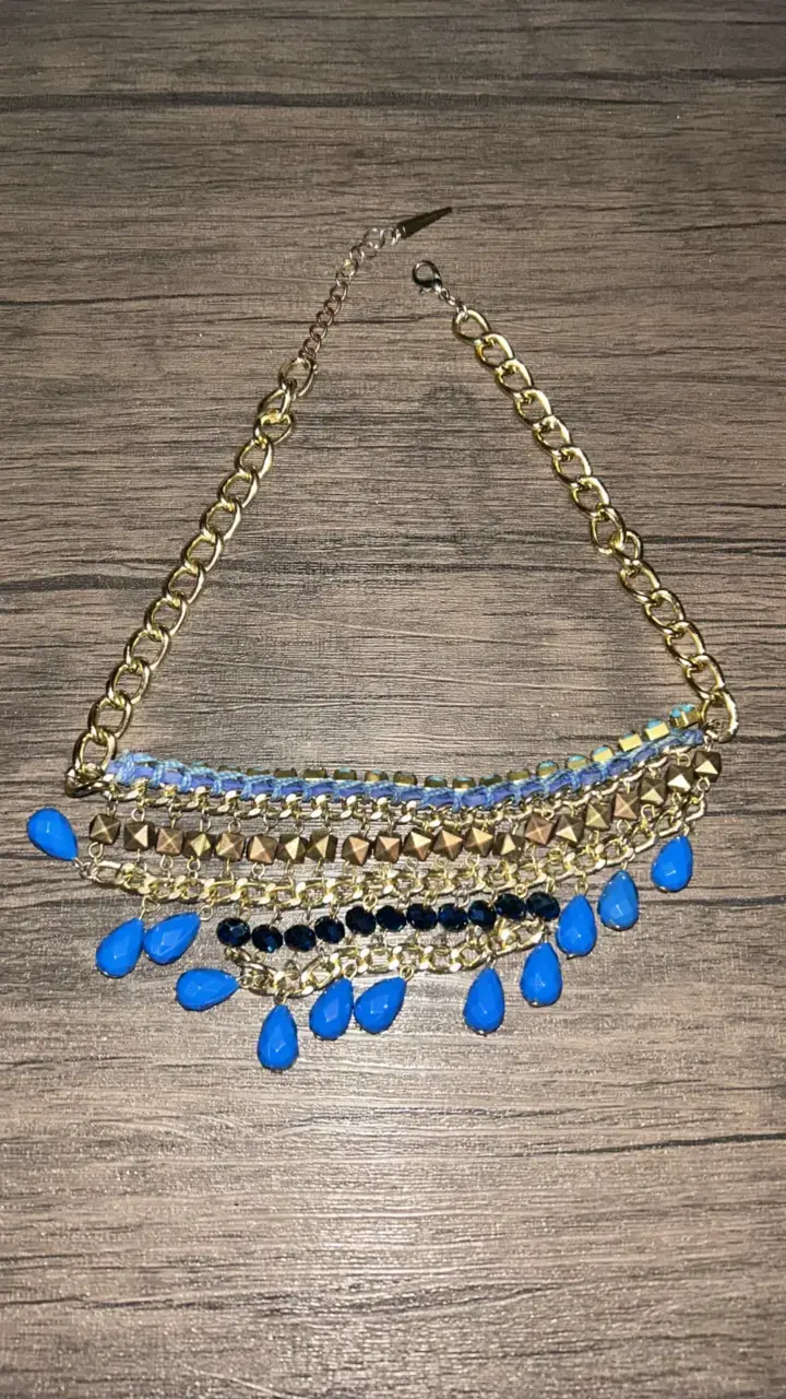 Collar de cadena dorada con piedras azules