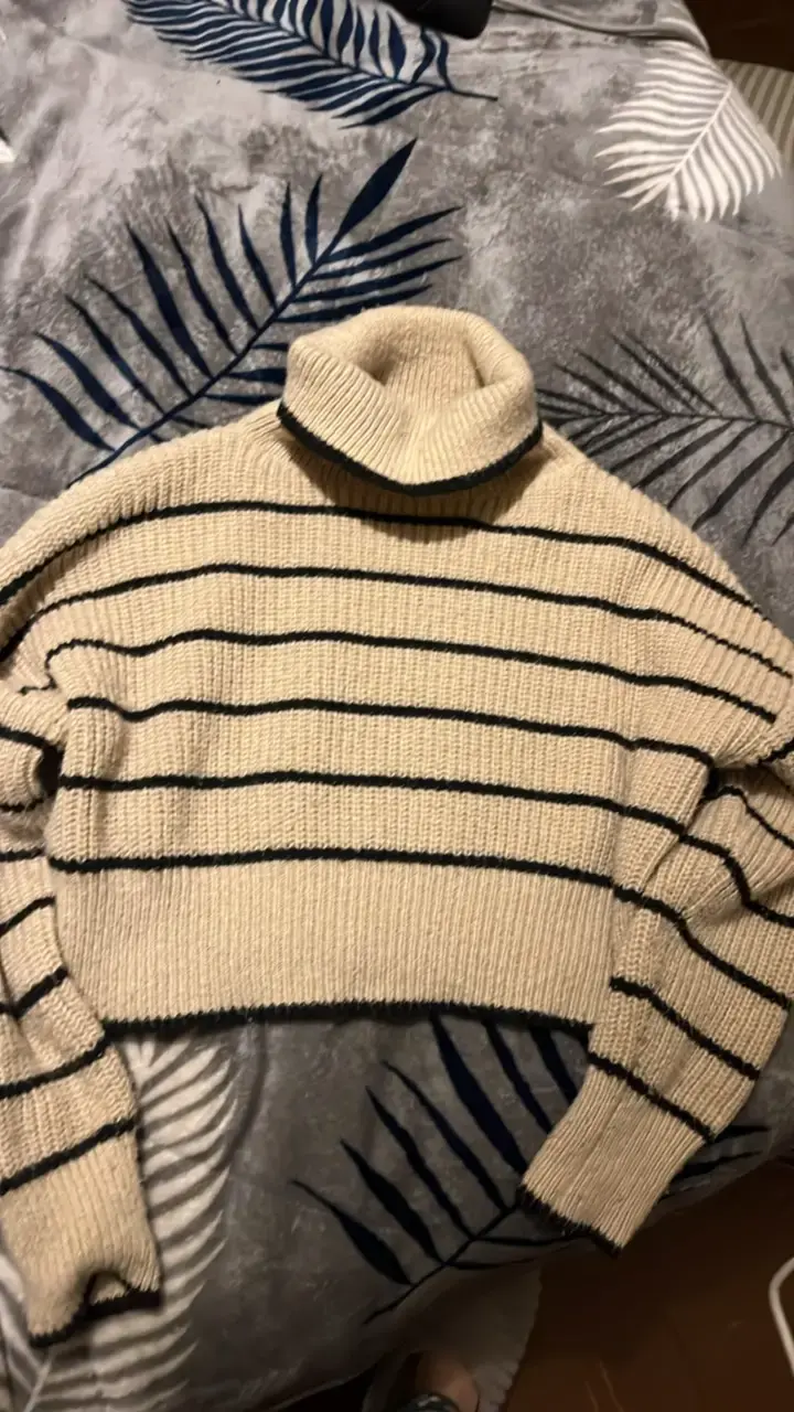 Suéter de lana a rayas beige y negro