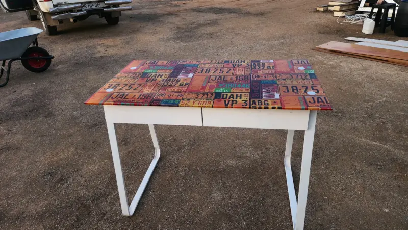 Mesa decorativa con placas vintage - 1