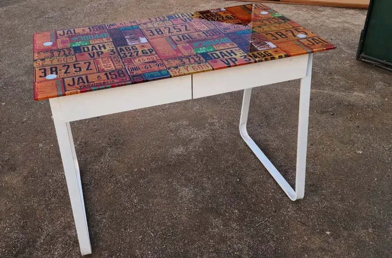 Mesa decorativa con placas vintage - 2