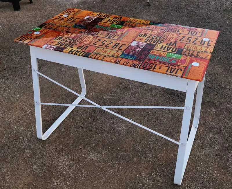 Mesa decorativa con placas vintage - 3