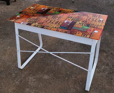Mesa decorativa con placas vintage - miniatura 3