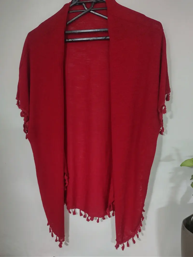 Chal rojo con flecos elegante