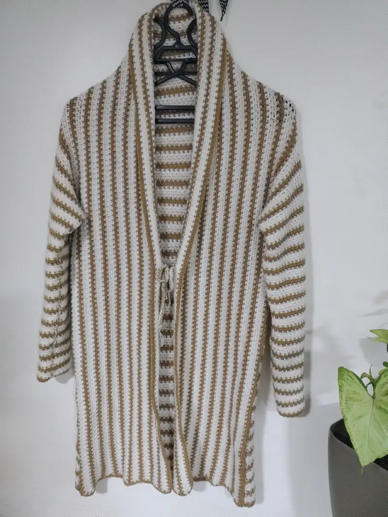 Cárdigan tejido a rayas beige y blanco