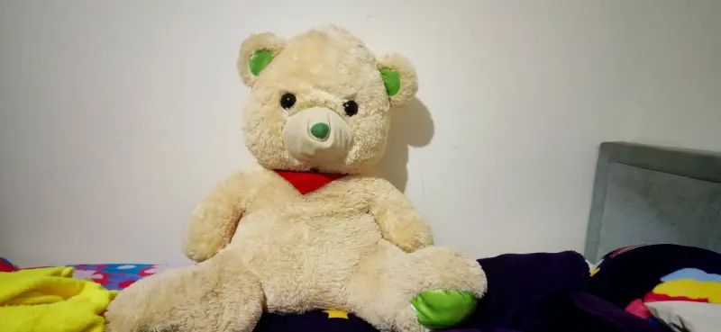 Oso de peluche grande beige con pañuelo rojo