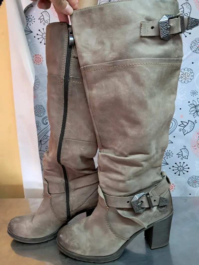 Botas de cuero beige con tacón alto - 1