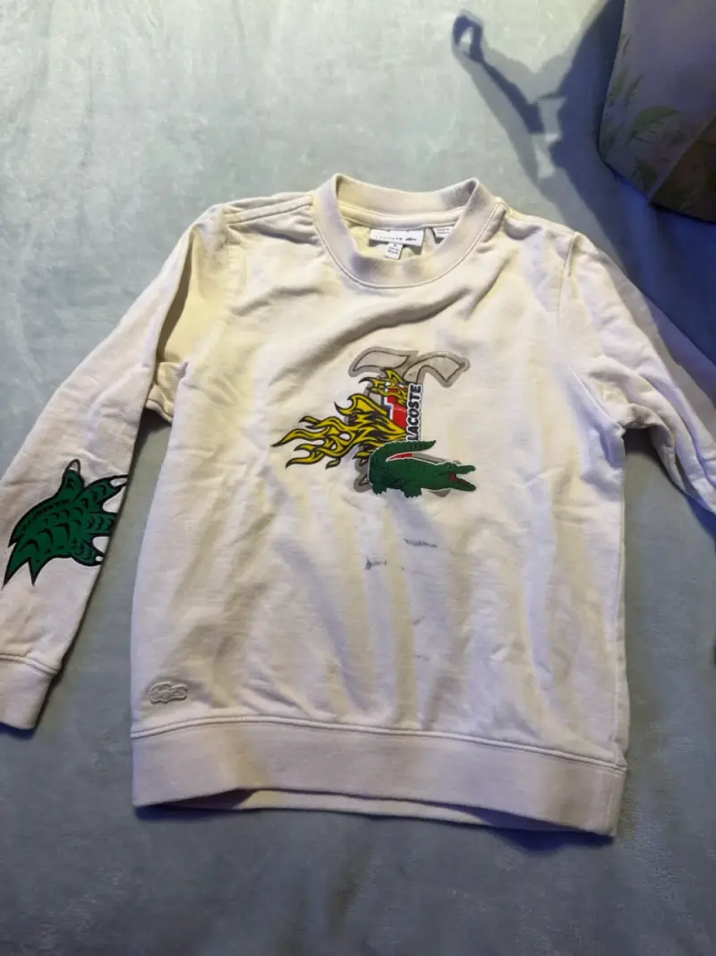 Polerón Lacoste blanco con diseño gráfico