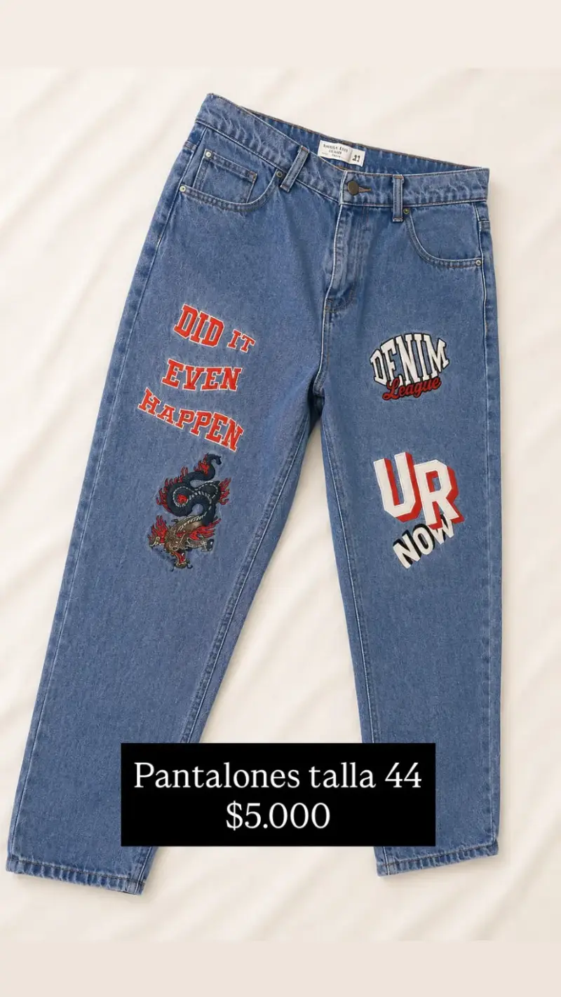 Jeans de mezclilla con parches decorativos