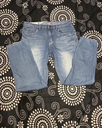 Jeans azul claro para hombre en buen estado - miniatura 2