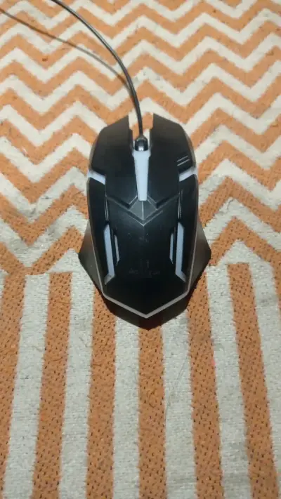 Mouse gamer con cable USB negro - miniatura 1