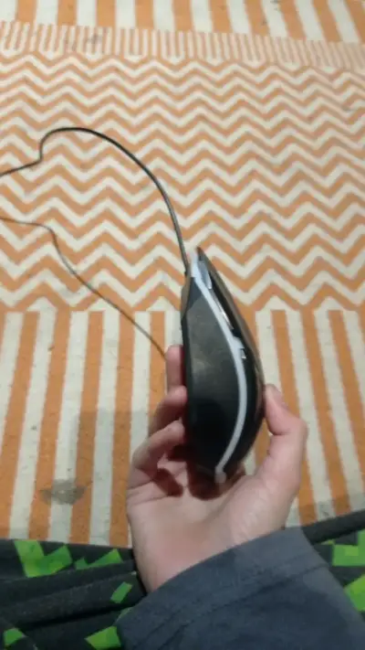 Mouse gamer con cable USB negro - miniatura 2