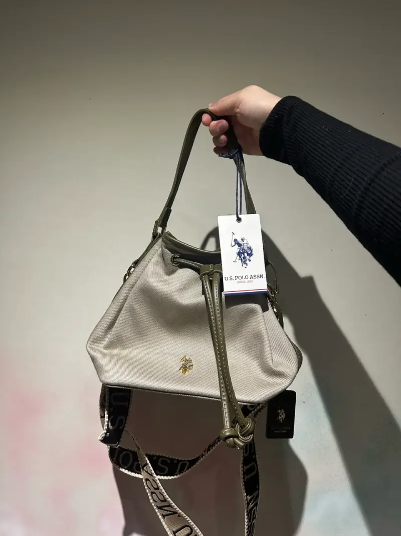 Bolso U.S. Polo Assn. beige con correa ajustable - 1