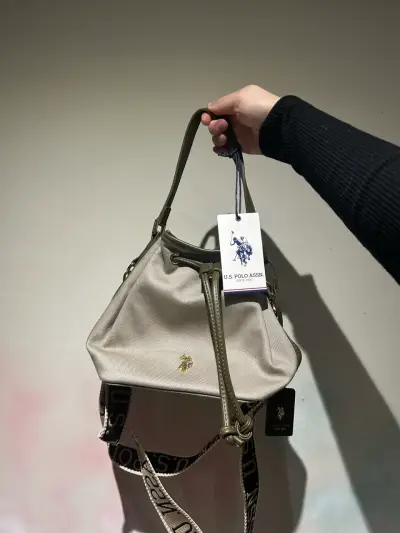 Bolso U.S. Polo Assn. beige con correa ajustable - miniatura 1