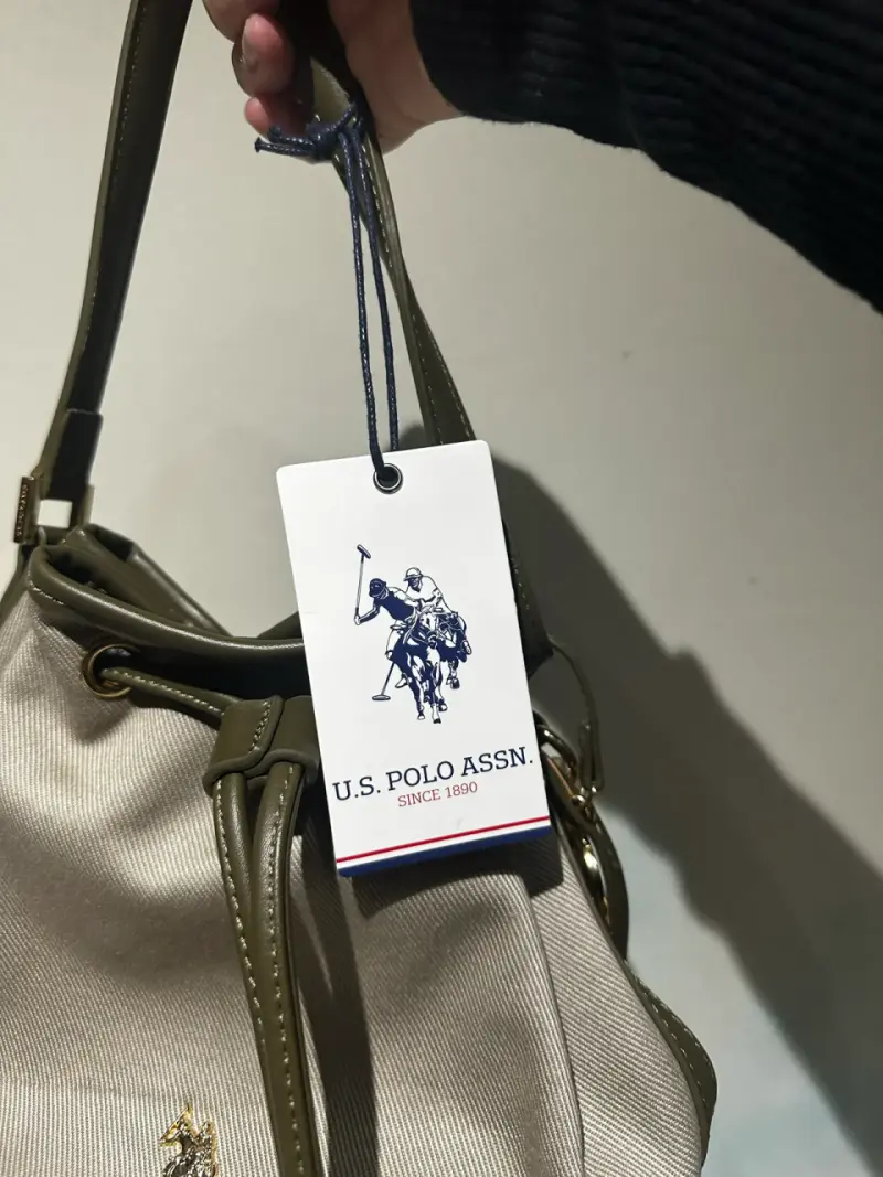 Bolso U.S. Polo Assn. beige con correa ajustable - 2