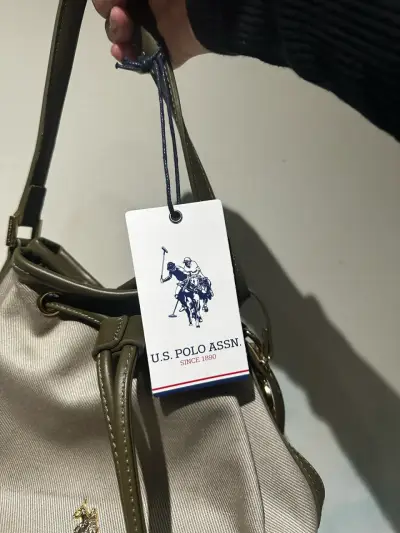 Bolso U.S. Polo Assn. beige con correa ajustable - miniatura 2