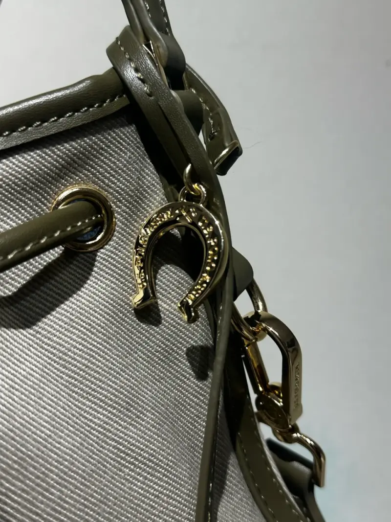 Bolso U.S. Polo Assn. beige con correa ajustable - 6