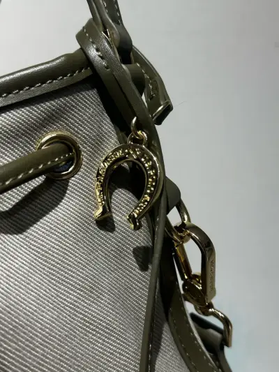 Bolso U.S. Polo Assn. beige con correa ajustable - miniatura 6