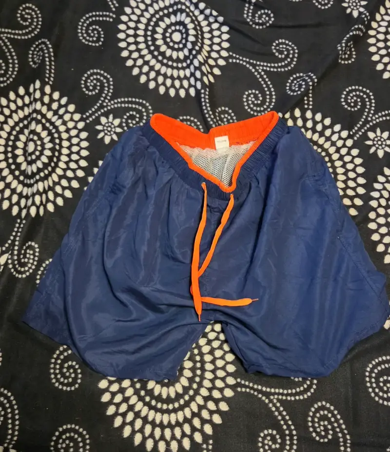 Shorts de baño azul con detalles naranjas - 1