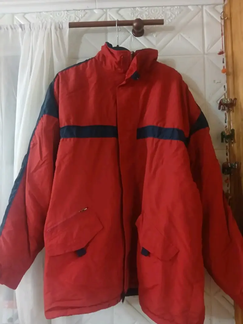 Chaqueta de invierno roja con detalles azul marino - 1