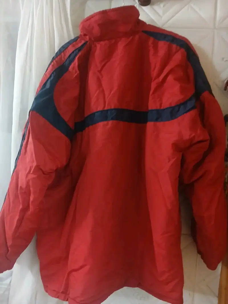 Chaqueta de invierno roja con detalles azul marino - 2