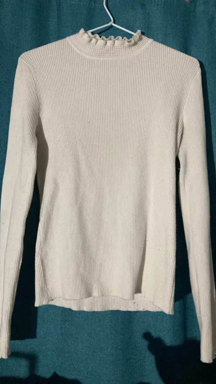 Suéter blanco de punto con cuello alto - 1