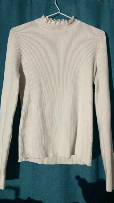 Suéter blanco de punto con cuello alto - miniatura 1