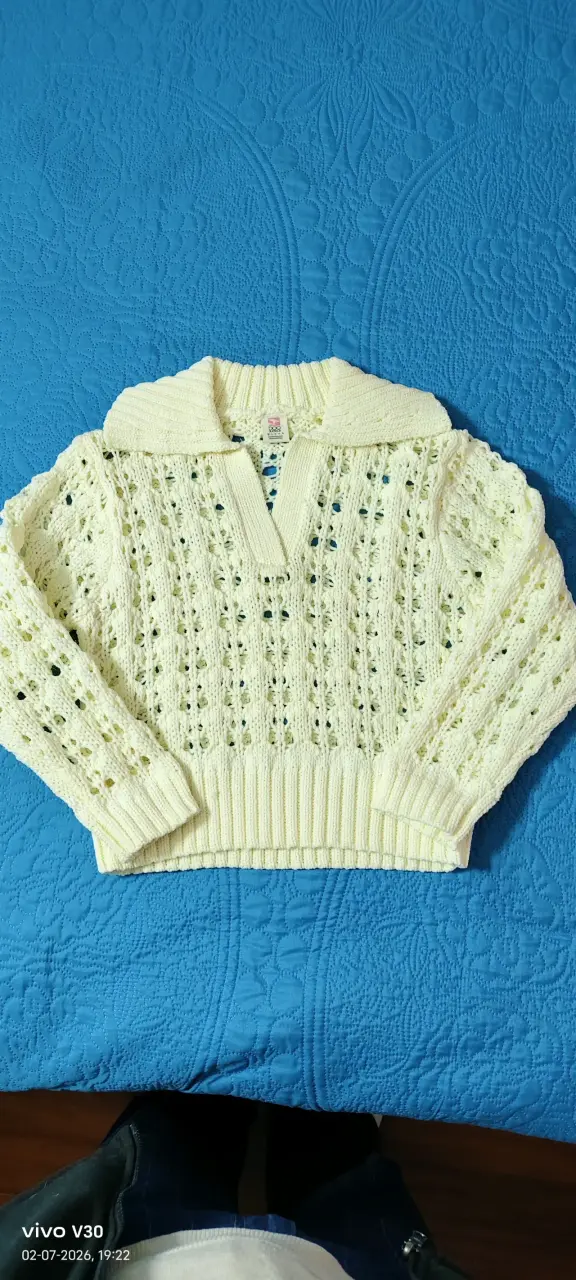 Suéter tejido blanco con cuello alto
