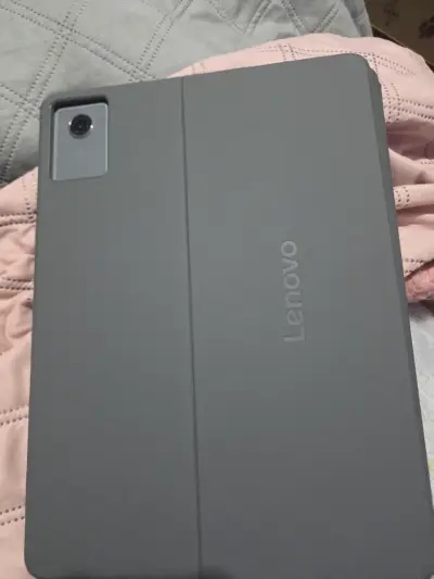 Tablet Lenovo gris con funda protectora - miniatura 1