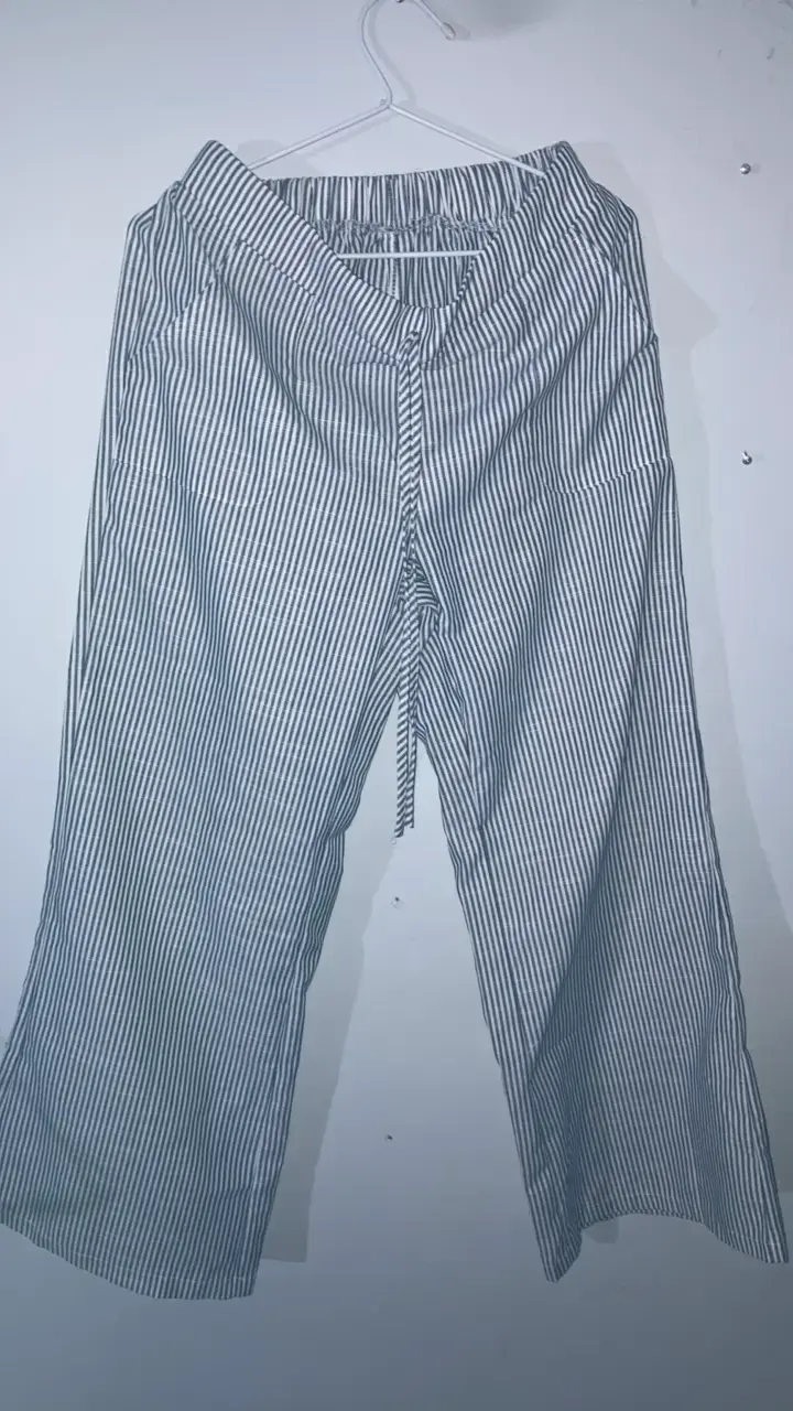 Pantalones anchos a rayas blanco y negro - 1