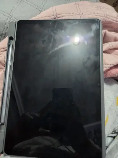 Tablet Lenovo gris con funda protectora - miniatura 4