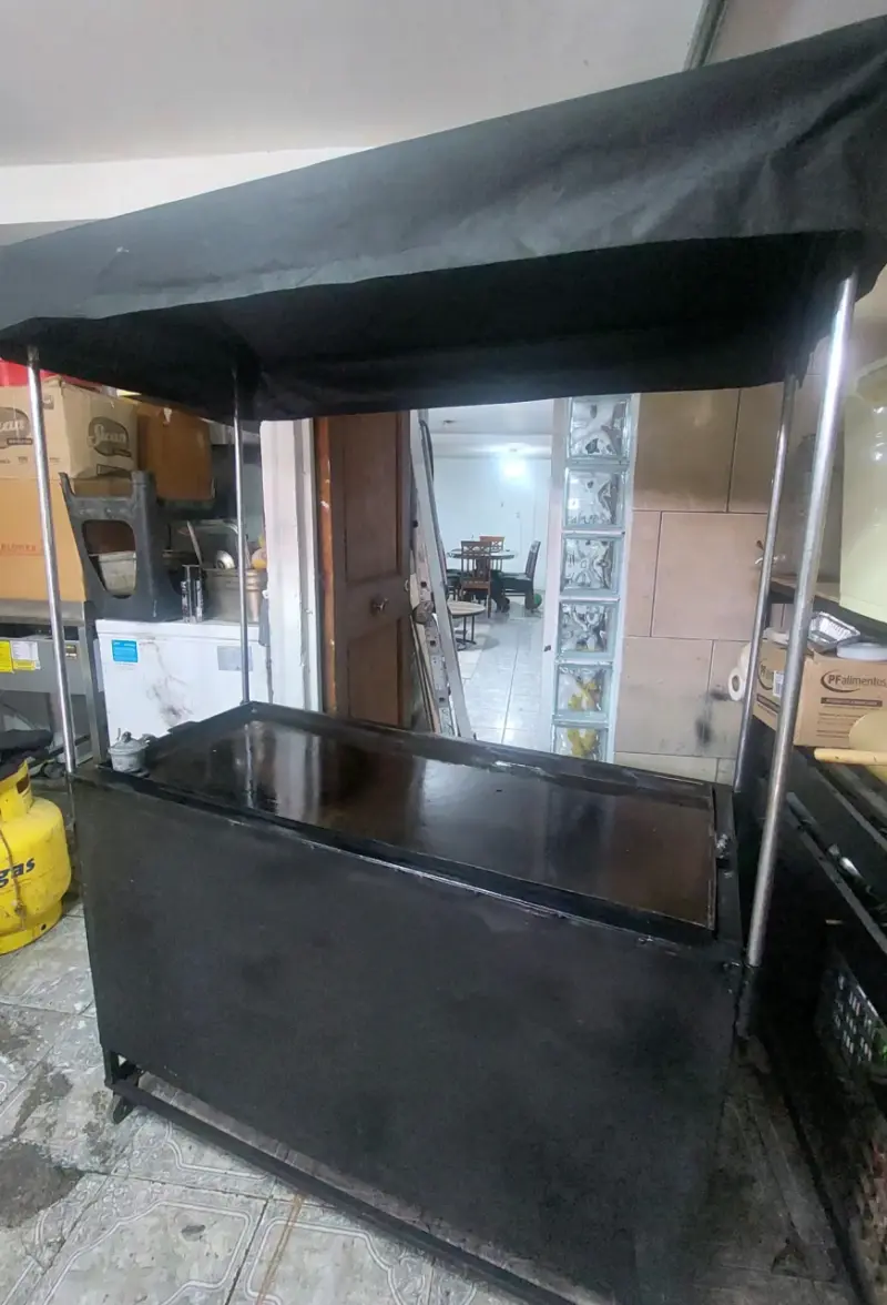 Carro de comida rápida con toldo negro - 1