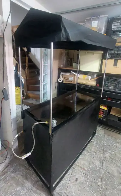 Carro de comida rápida con toldo negro - miniatura 2