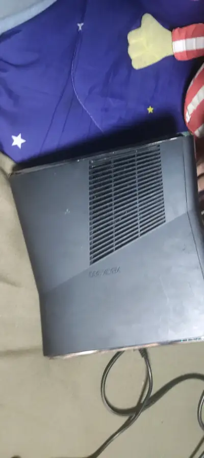 Consola Xbox 360 con cable de alimentación - miniatura 1