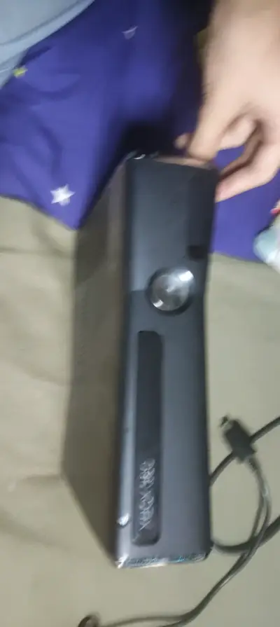 Consola Xbox 360 con cable de alimentación - miniatura 2