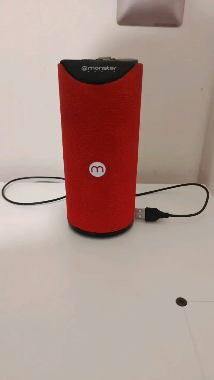 Parlante Bluetooth Monster rojo portátil - 1