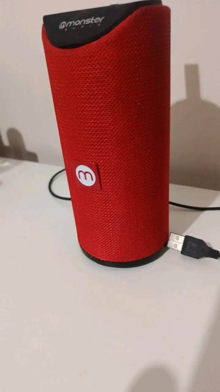 Parlante Bluetooth Monster rojo portátil - 2