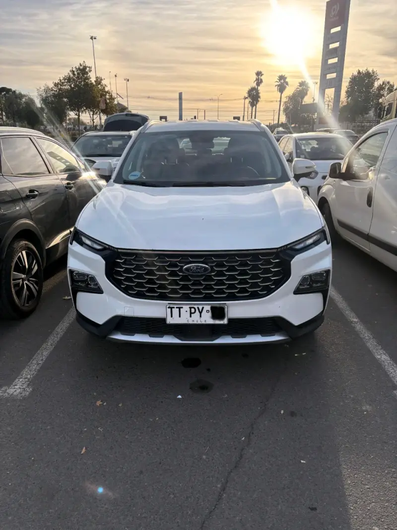 SUV Ford Territory 2025 blanca en excelente estado