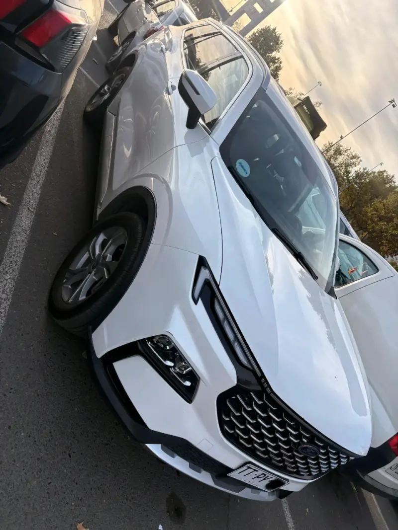 SUV Ford Territory 2025 blanca en excelente estado - 3