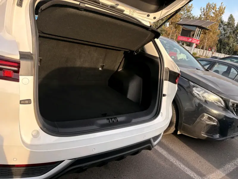 SUV Ford Territory 2025 blanca en excelente estado - 5