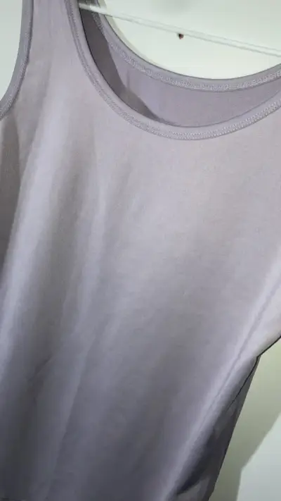 Polera sin mangas básica lila para mujer - miniatura 2